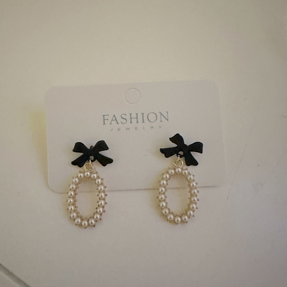 🆕 NWT Pearl bow earrings
